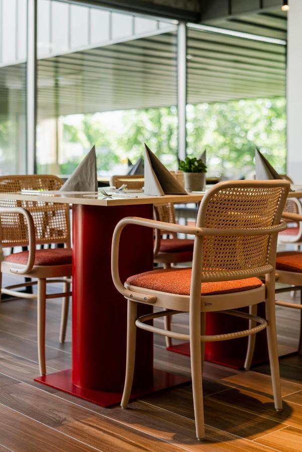 Royal Tulip Sand كولوبرزيغ المظهر الخارجي الصورة Thonet chair